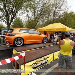 Egyedi autós forgószínpad technika, kifejezetten autós programokra, bemutatókra, egy ,vagy két feljáróval. Beltéren és akár kültéren is használható. Színpad kölcsönzés - bérlés.
