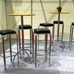 Bárszék. “Kocka” króm láb, fekete bőrhatású ülőke. Bárasztal. króm láb, fehér, fekete, bükk színű lap.