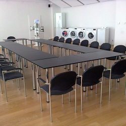 Szék, “Karfás” króm lábak, textil kárpitozott, szürke. Asztal, “Falapos asztal” fekete téglalap. Asztal, kölcsönzés, bérlés, bérbeadás. KölcsönBútor! 